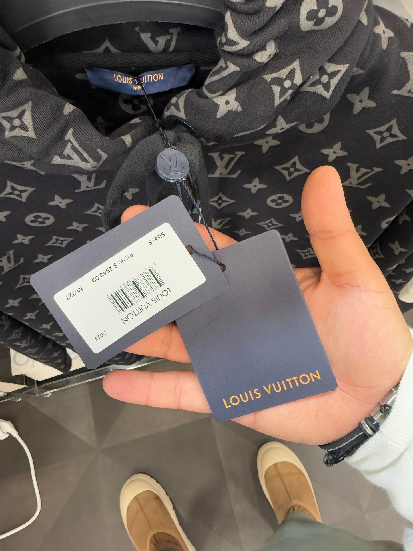 LOUIS VUITTON - BLACK SWEATSHIRT SALES